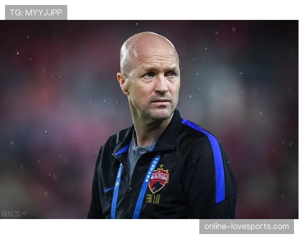 克鲁伊夫本赛季转型组织核心：直塞撕裂防线背后的战术角色演变